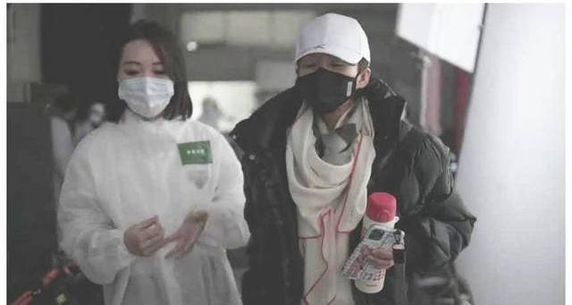 羽绒服|章子怡一家吃烤肉！国际章全副武装一路低头，放飞自我生怕被认出