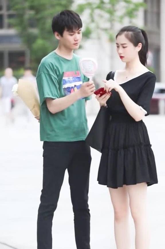 穿着|别人家男友穿“彪马”，女友穿T字鞋一起贼搭，不愧是有钱的CP