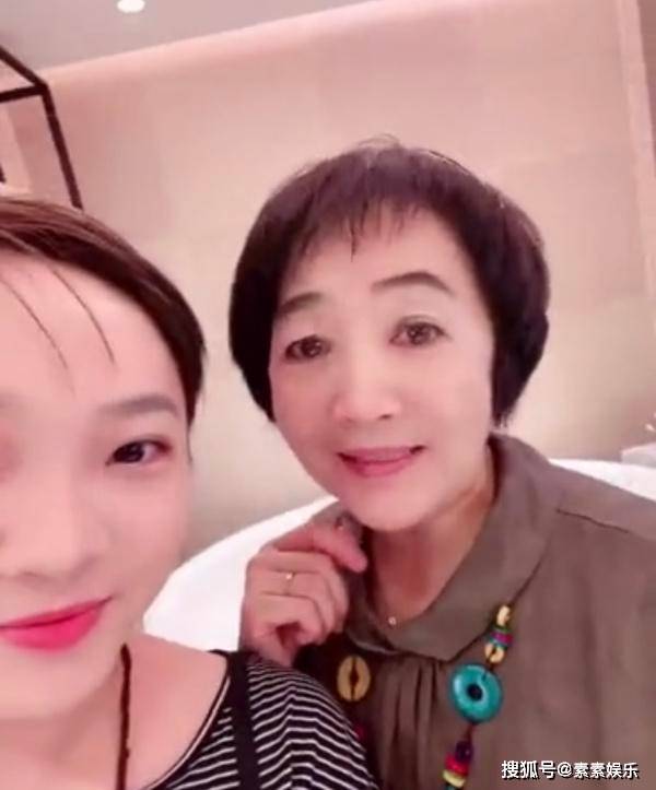 母女|林妙可60岁妈妈罕见出镜，母女衣品颜值飙升，越来越时尚了