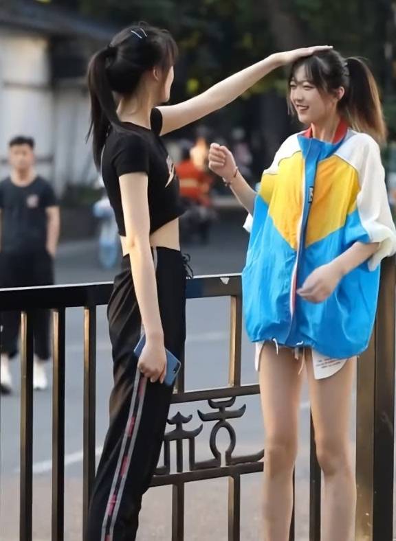 八分裤|别人穿太长的裤子,在小姐姐身上成了“八分裤”,身高是硬伤