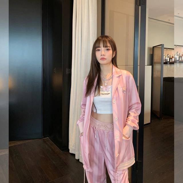 李小璐穿露脐装营业,眼神霸气撩人,亲自代言衣服月销量仅26套