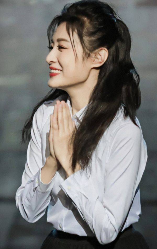形象|52岁周涛不愧是“不老女神”！看了她生图模样，才懂赵雅芝不算啥