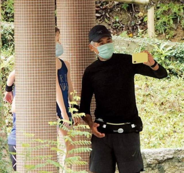 65岁周润发罕露面!携女友一起上山运动