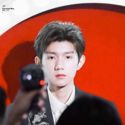 黑色|王源黑色印花西装为什么会上热搜？大家如何评论的？