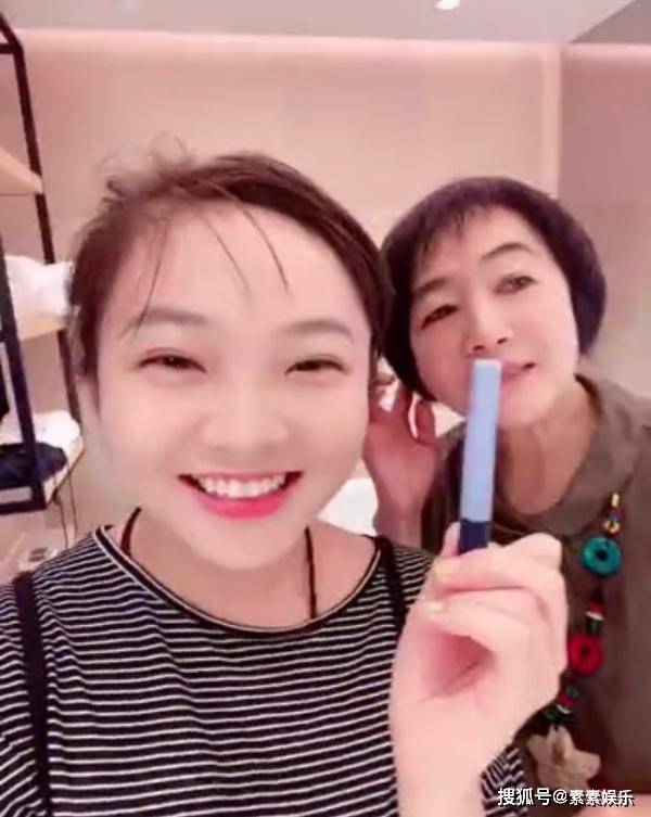 母女|林妙可60岁妈妈罕见出镜，母女衣品颜值飙升，越来越时尚了