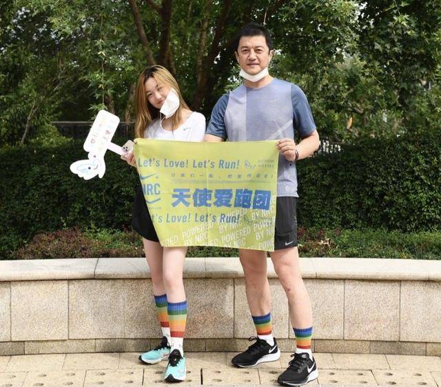 王菲|李嫣联合品牌做公益，绘画书法被印服装上，当模特拍写真超有范儿
