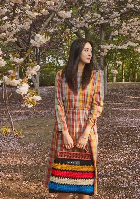 甘露|别再买七百多的匡威了，街头火了一款一百多的小白鞋，便宜又时尚