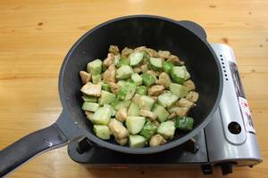 什么菜炒鸡丁好吃 06dc29657881489aa2732cde598ca5e5.jpeg