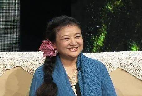 富豪|原创曾是“东方美人”的央视一姐，嫁大10岁富豪隐退，66岁胖成贾玲