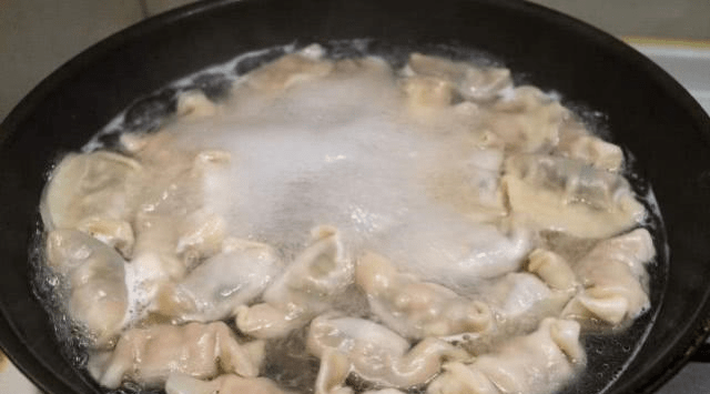 快速解冻饺子皮的做法 5f123f98340d44218edf890336dcaf08.png