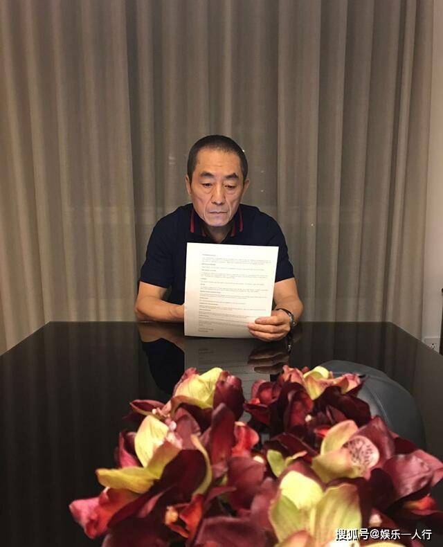张艺谋的豪宅,窗户窗帘拉得严严实实,像是与世隔绝