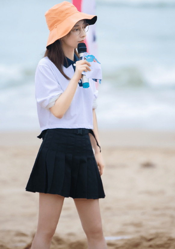 丝袜|吴昕也对JK裙下手！穿上后37岁成少女，秀出“丝袜腿”太撩了