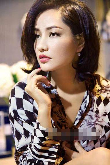 王祖贤30年前故宫旧照被扒 有谁注意背后的群演?如今成当红巨星
