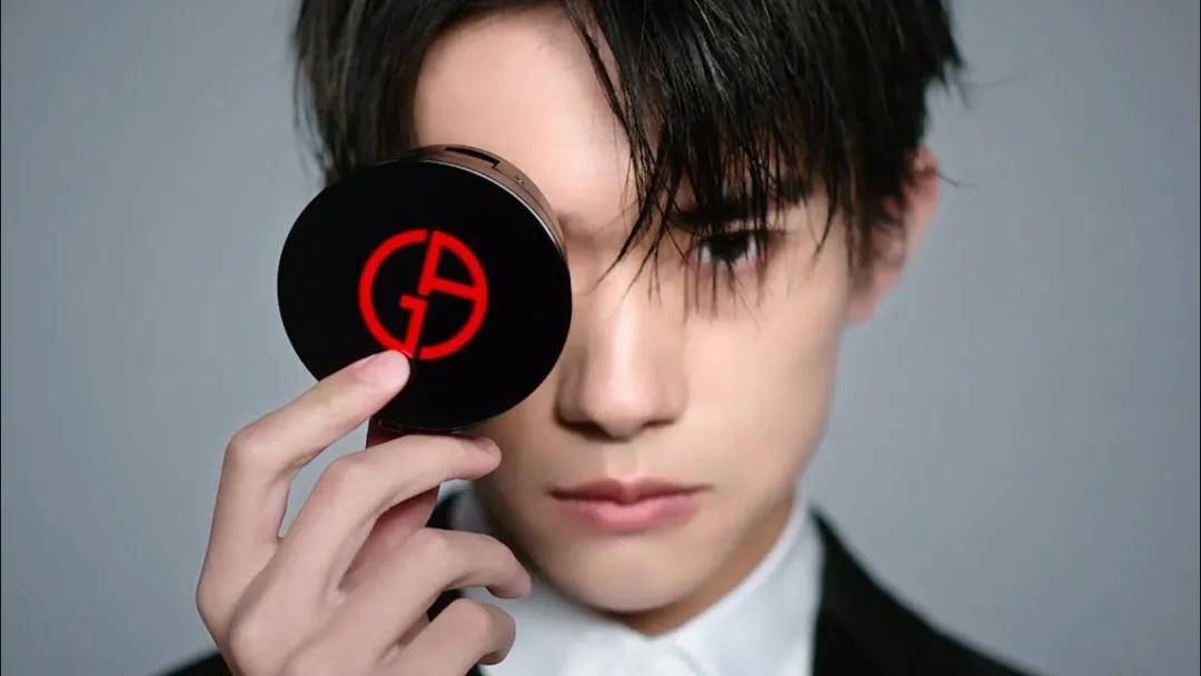 Armani|易烊千玺“阳光男孩”人设崩塌？粉丝：他变了