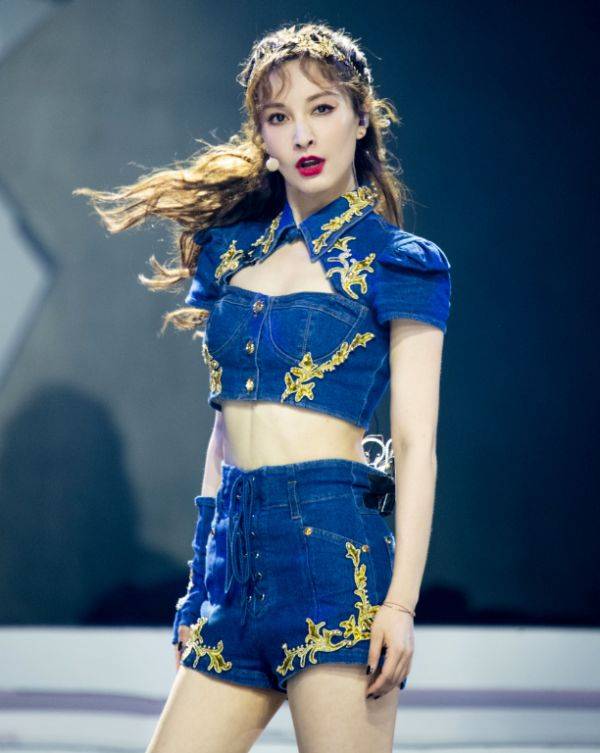 丝袜|吴昕也对JK裙下手！穿上后37岁成少女，秀出“丝袜腿”太撩了