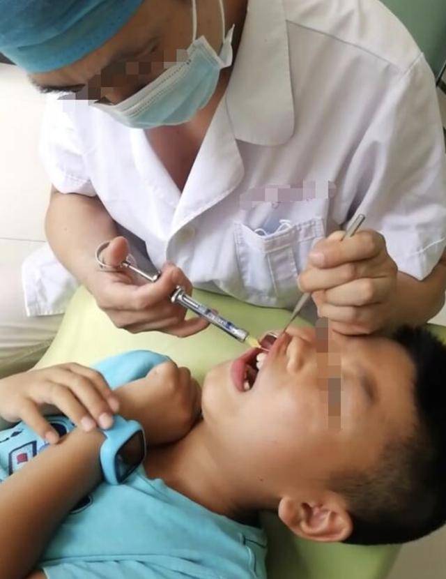 奶奶|需要一颗一颗拔掉，奶奶自责不已7岁男孩长了“双排牙”