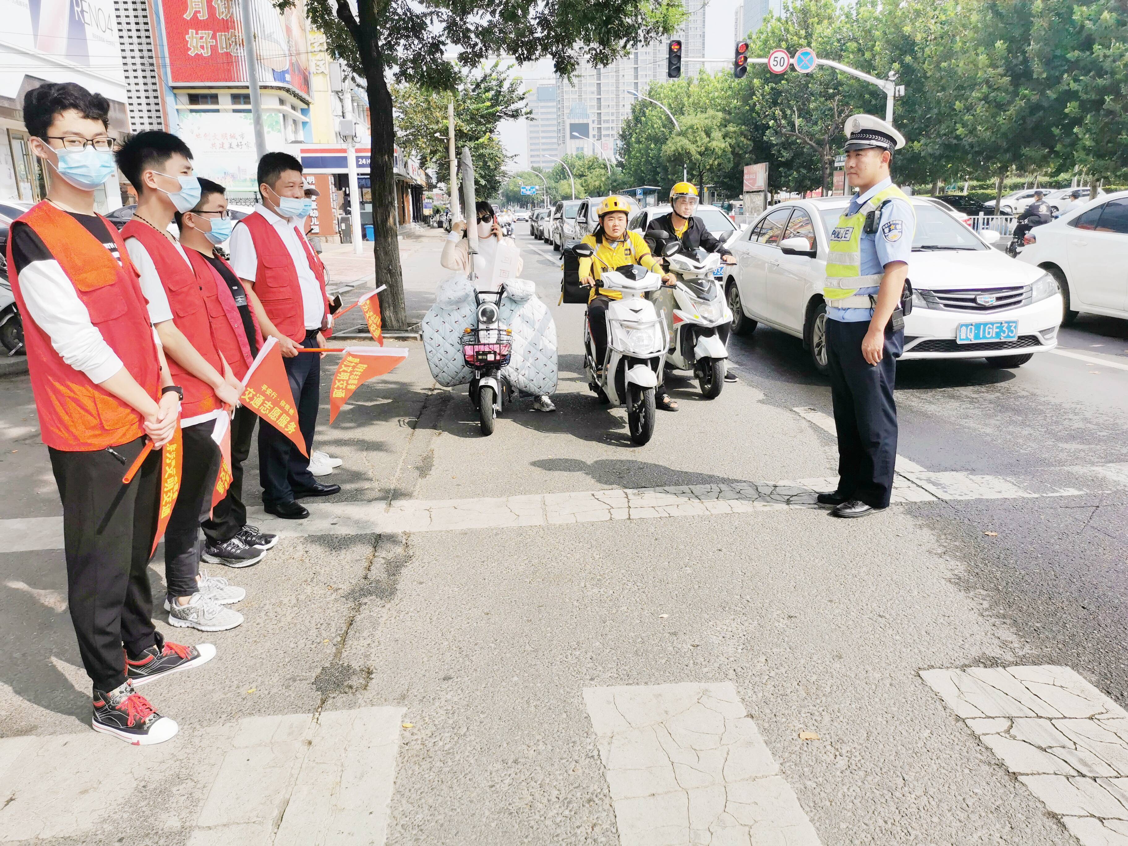 临沂交警直属一大队联合临沂市青年志愿者协会开展文明交通志愿服务