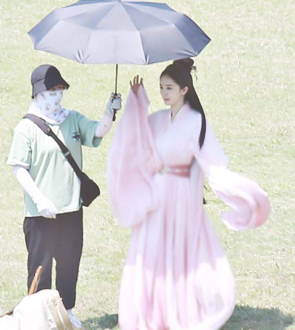 古装|杨幂最新路透公开，粉色古装造型显嫩，“最美古装美人”实锤了