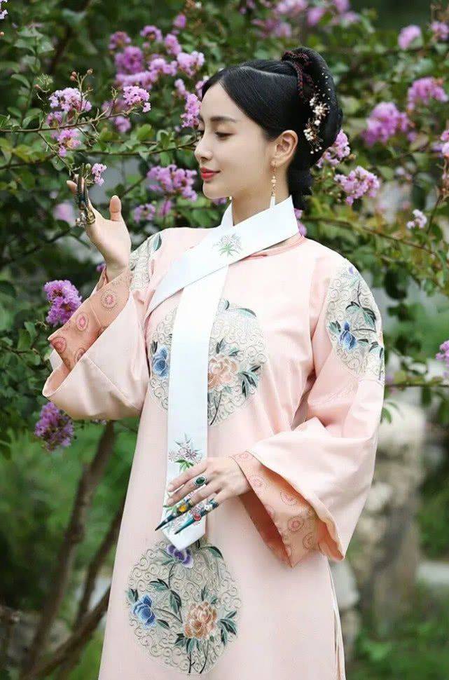 杨颖|杨颖首次挑战清宫装,但撞上杨幂后,一个似皇妃,一个却像丫鬟