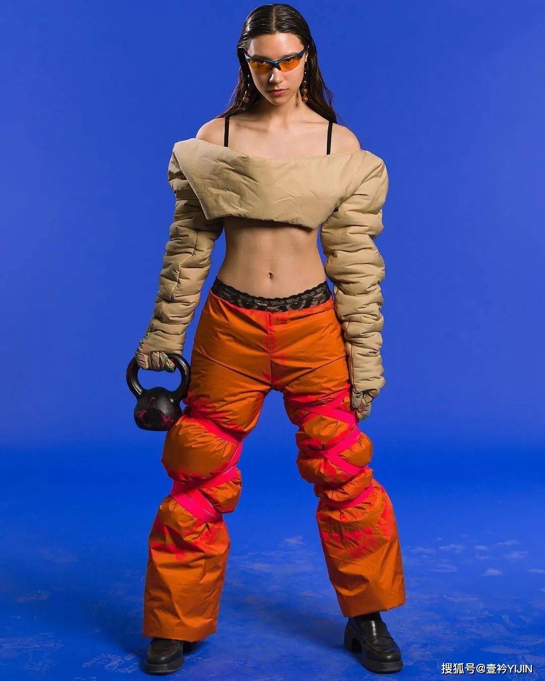 越南|被巴黎世家抄袭？把衣服种上鲜花、冻进冰块里？越南时装的高光时刻