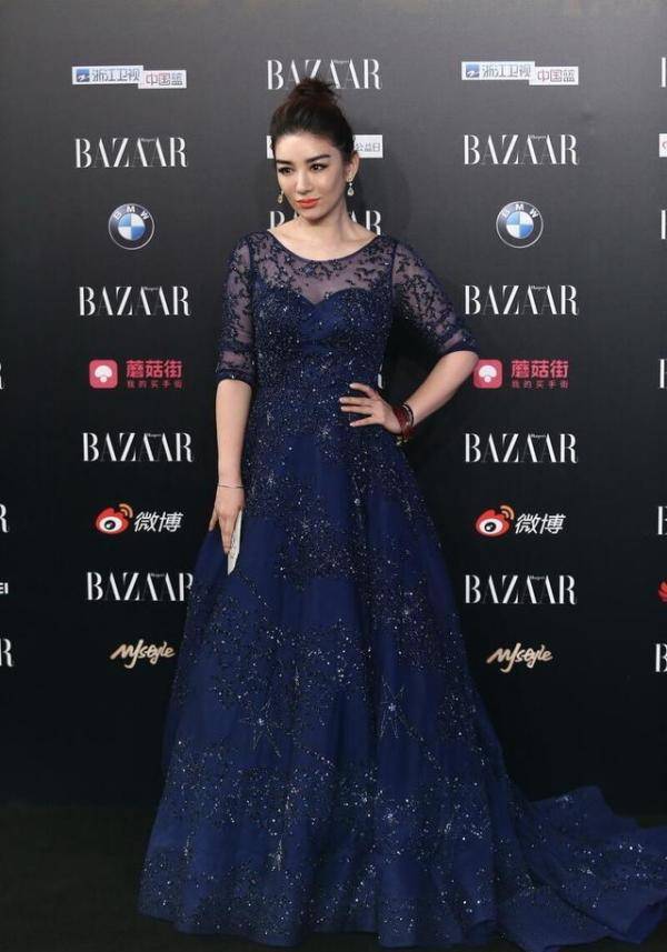 礼服|黄奕真是又A又飒，穿着礼服出门，但却带着英气感