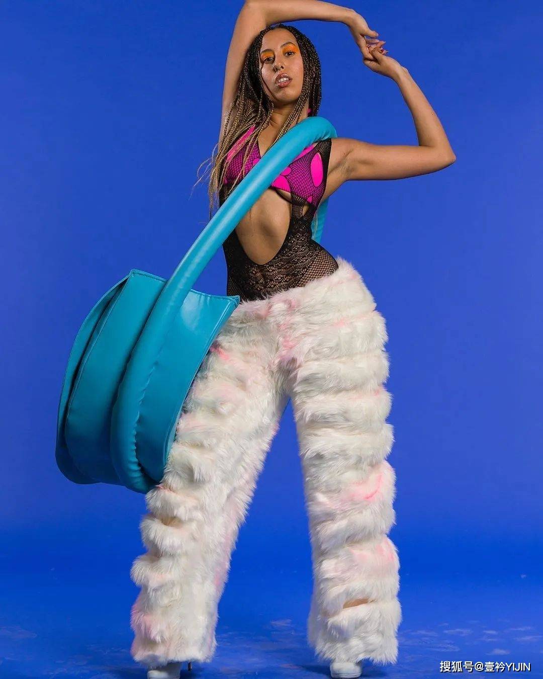 越南|被巴黎世家抄袭？把衣服种上鲜花、冻进冰块里？越南时装的高光时刻