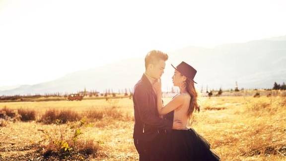 服装|古色丽江拍摄婚纱照，服装搭配上有何讲究？其实男生装扮也很重要