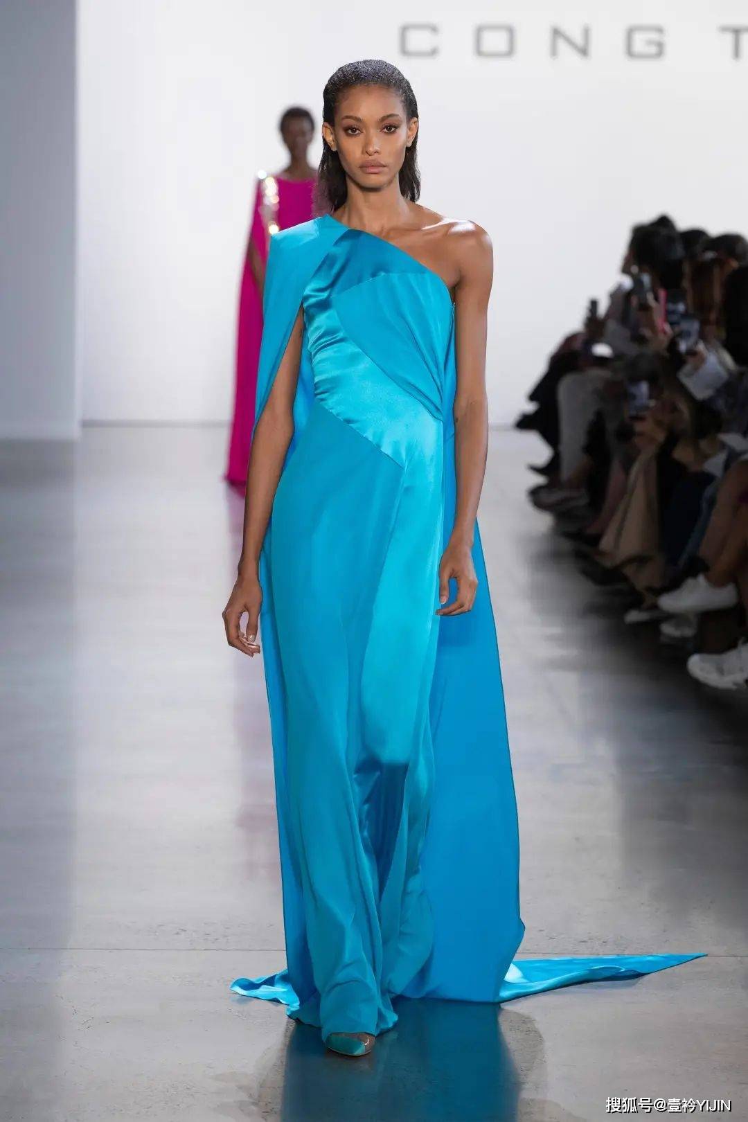 越南|被巴黎世家抄袭？把衣服种上鲜花、冻进冰块里？越南时装的高光时刻