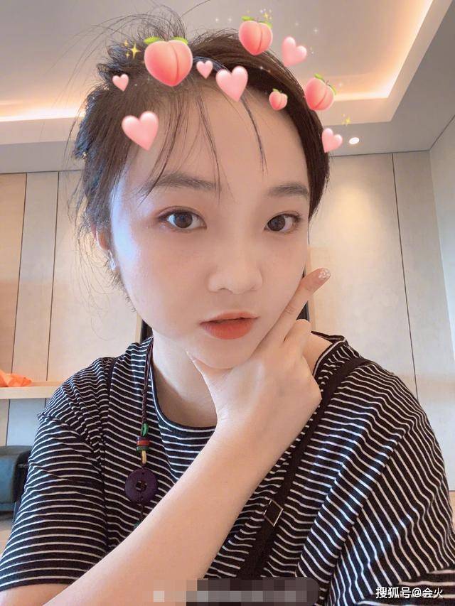 21岁林妙可晒合照,气质被朋友碾压