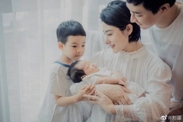 女儿|一家四口深情对视，7天前因超人妈妈受关注刘璇首晒二胎女儿正面照