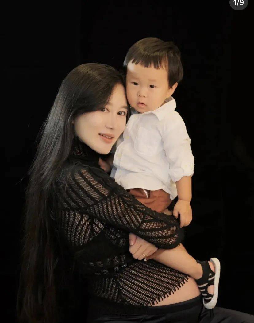 杜星霖|张纪中小31岁娇妻晒照,吃食讲究生活滋润,产后皮肤细嫩状态好