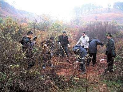 新中国第一大案夫妻奸杀48人埋于家中挖掘现场十万人围观