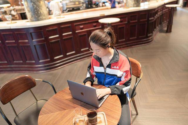 AirPods|「老罗推荐」时尚与科技完美结合，降噪完胜索尼WF-1000XM3