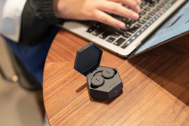 AirPods|「老罗推荐」时尚与科技完美结合，降噪完胜索尼WF-1000XM3