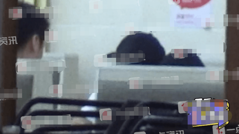 新恋情?文章带美女吃宵夜诉苦 女方贴心为其擦泪 新恋情?文章带美女吃宵夜诉苦 女方贴心为其擦泪
