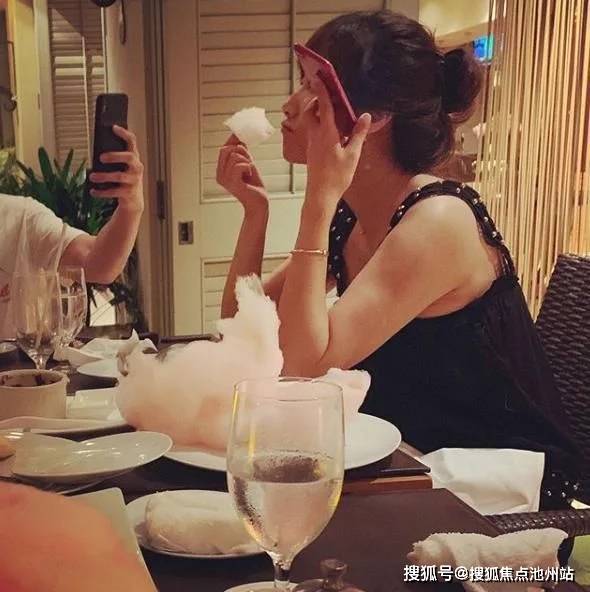 徐静蕾晒与黄立行旧照秀恩爱