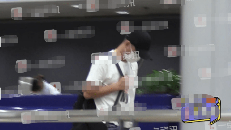 新恋情?文章带美女吃宵夜诉苦 女方贴心为其擦泪 新恋情?文章带美女吃宵夜诉苦 女方贴心为其擦泪