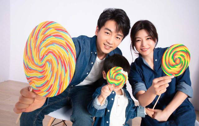 儿子|原创陈妍希送儿子上学，很久没有见她了，没想到儿子已经会打酱油了