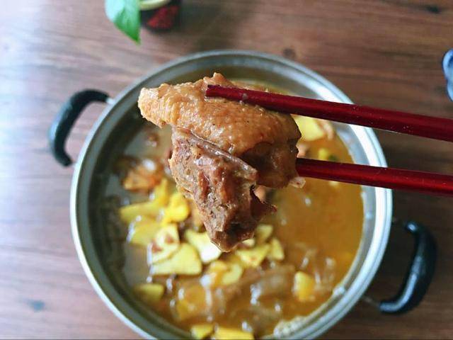 什么炖鸡最好 e2da50b65ba54e3294c5ee37764a3408.jpeg