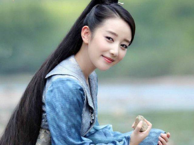 她因颜值太高,被星探从《非诚勿扰》观众席发现,如今成一线女星