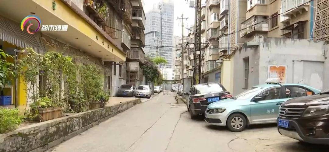 消防通道上划“停车位”，明目张胆收费，“锅