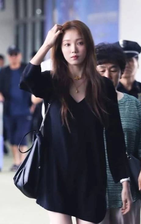 暗黑|吹爆李圣经的气质，简单“暗黑裙”都穿出高级感，这魅力我服了