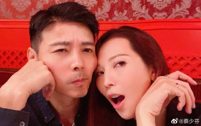 蔡少芬47岁生日，与张晋撇下儿女过二人世界，俩