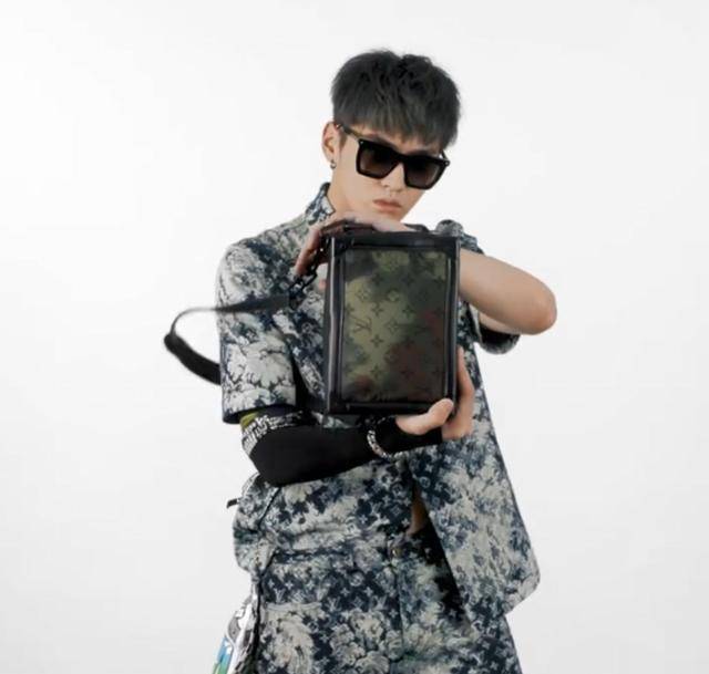 吴亦凡|众男星集体为奢侈品宣传，吴亦凡潮男范十足，朱一龙却被嘲像奶奶