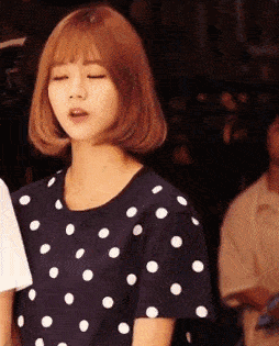 原创搞笑gif趣图:美女,如果嫌弃你的话,你可以考虑一下评论的老铁们的