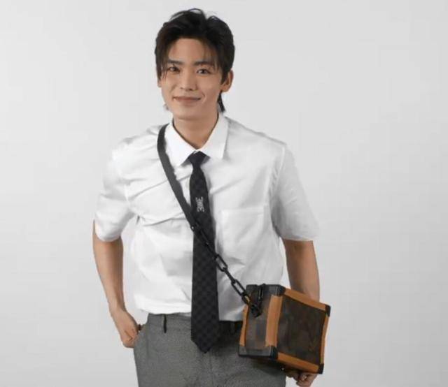 吴亦凡|众男星集体为奢侈品宣传，吴亦凡潮男范十足，朱一龙却被嘲像奶奶