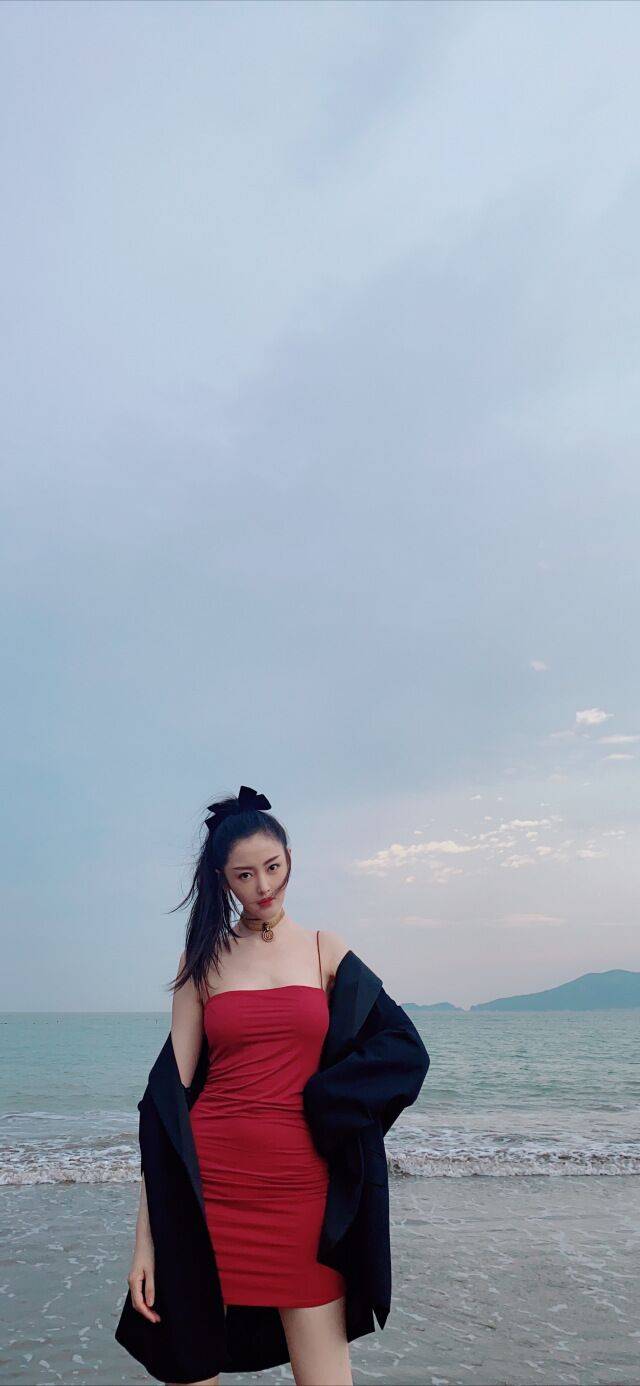 红色|张天爱凹不出清纯感？当张天爱换上红色吊带裙，少女感让人心动