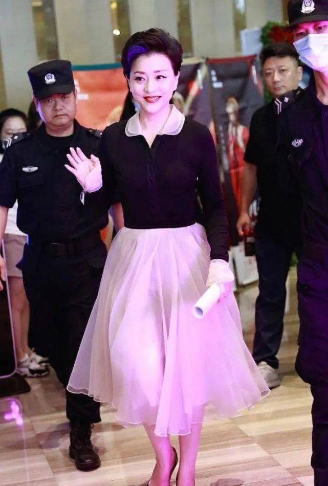 姐姐|杨澜是“乘风破浪姐姐”，52岁不服老，这么拼难怪是最富主持人