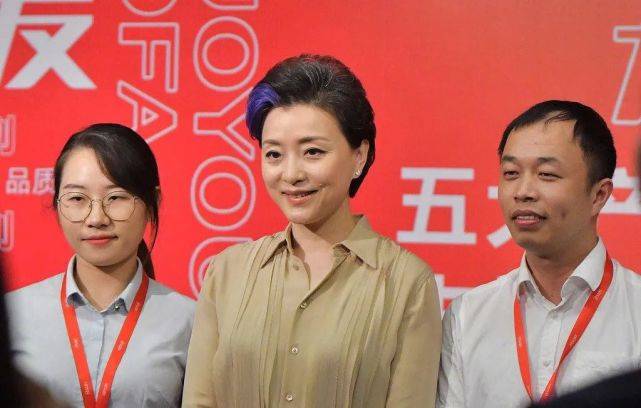 姐姐|杨澜是“乘风破浪姐姐”，52岁不服老，这么拼难怪是最富主持人