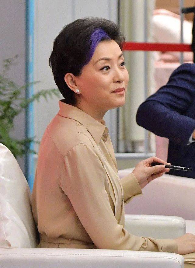 姐姐|杨澜是“乘风破浪姐姐”，52岁不服老，这么拼难怪是最富主持人